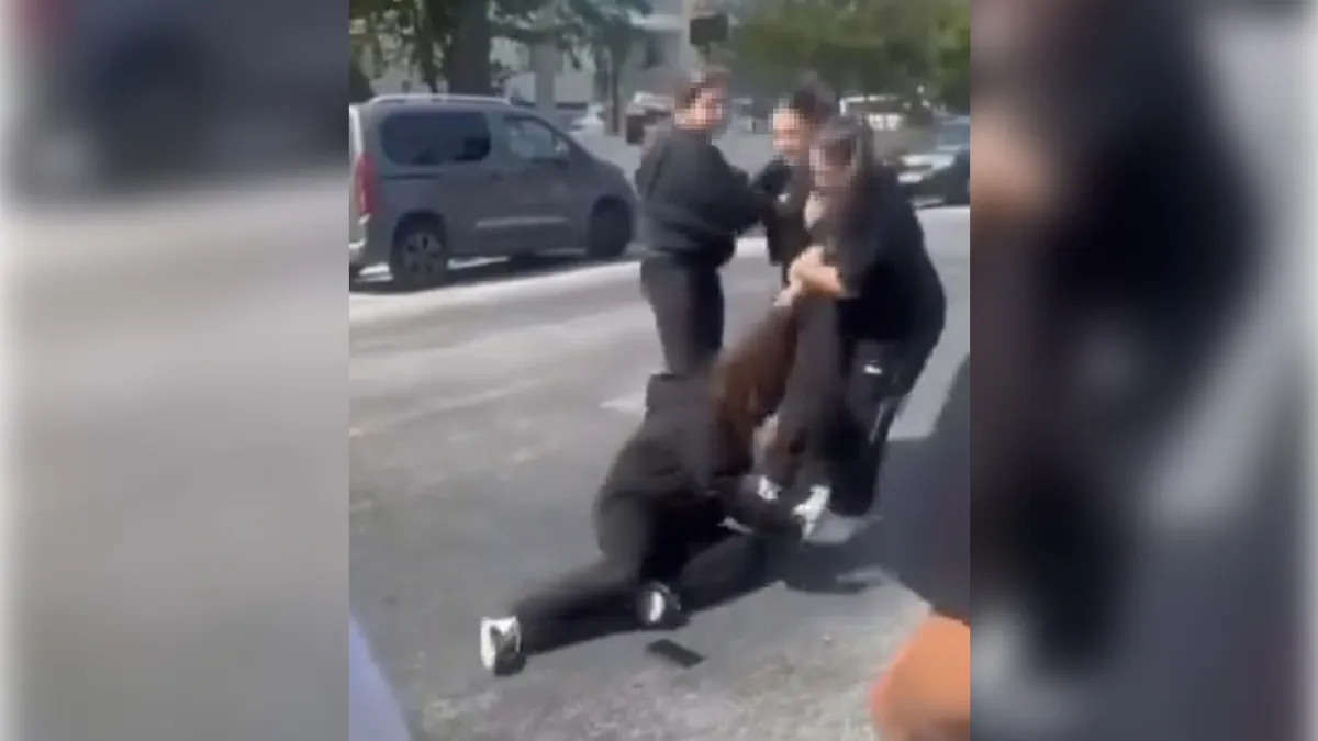 Liseli kız öğrenciler okul çıkışı kavga etti haberinin görseli