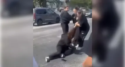 Liseli kız öğrenciler okul çıkışı kavga etti