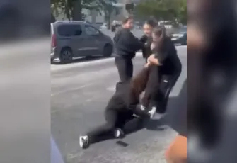 Liseli kız öğrenciler okul çıkışı kavga etti