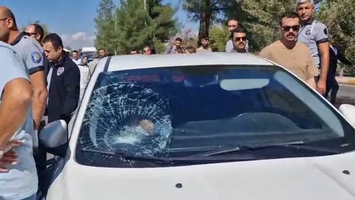 Rojin Kabaiş anısına düzenlenen yürüyüşte otomobil kazası: Bir öğrenci yaralandı haberinin görseli