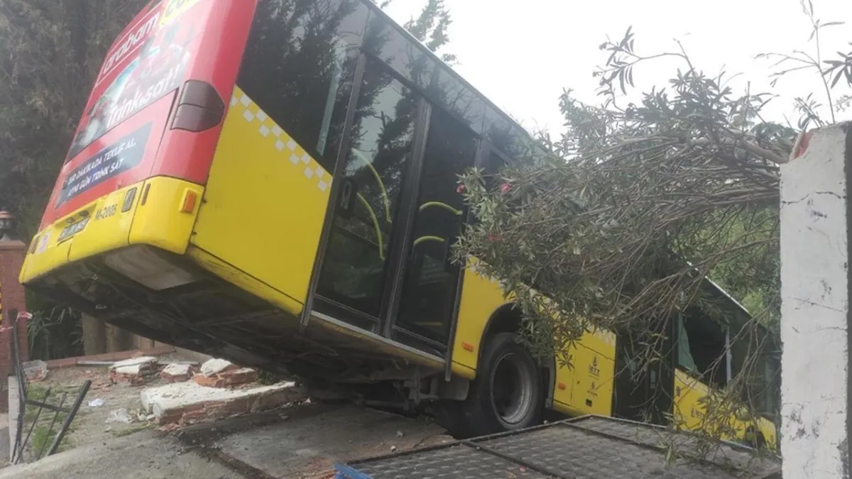 Şöför el frenini çekmedi: Otobüs yokuştan uçtu haberinin görseli