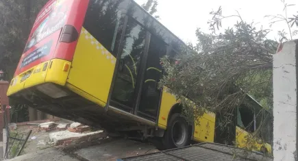 Şöför el frenini çekmedi: Otobüs yokuştan uçtu
