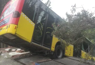 Şöför el frenini çekmedi: Otobüs yokuştan uçtu