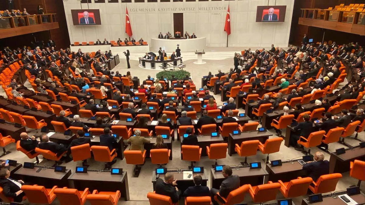 TBMM Genel Kurulu'nda gergin oturum: İYİ Parti ve DEM Parti arasında tansiyon yükseldi! haberinin görseli