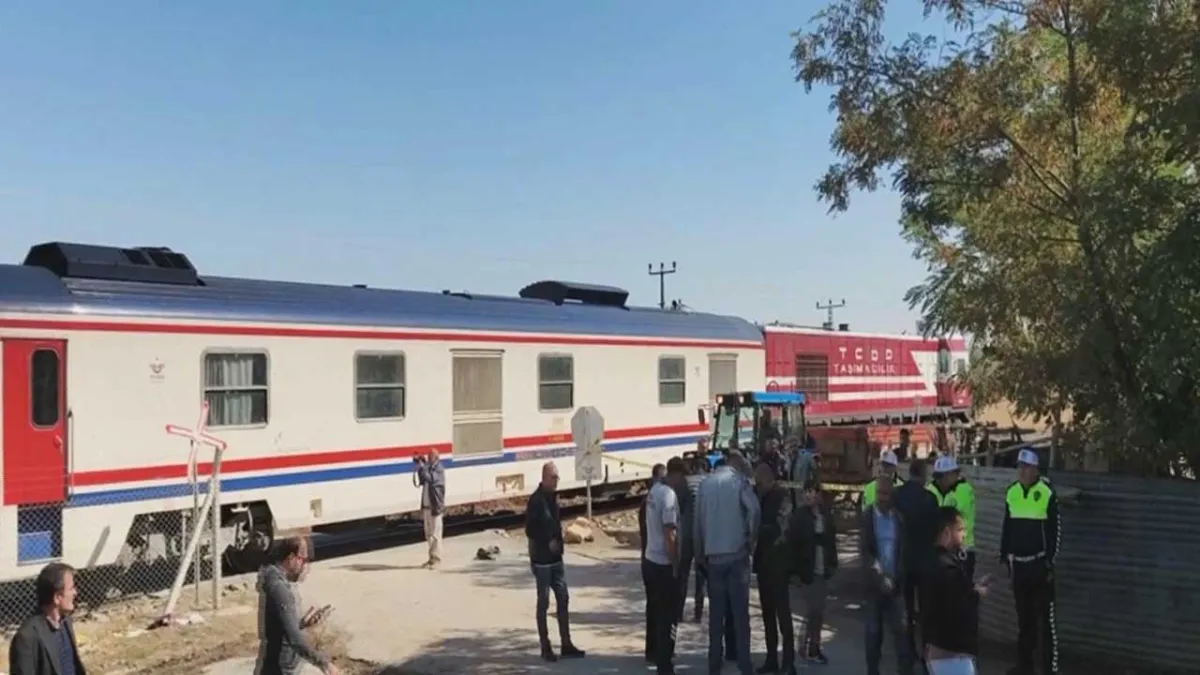 Yolcu treni servis minibüsüne çarptı: 17 öğrenci yaralandı haberinin görseli
