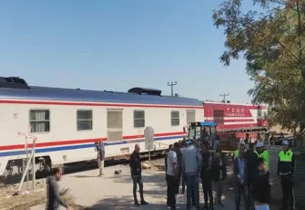 Yolcu treni servis minibüsüne çarptı: 17 öğrenci yaralandı