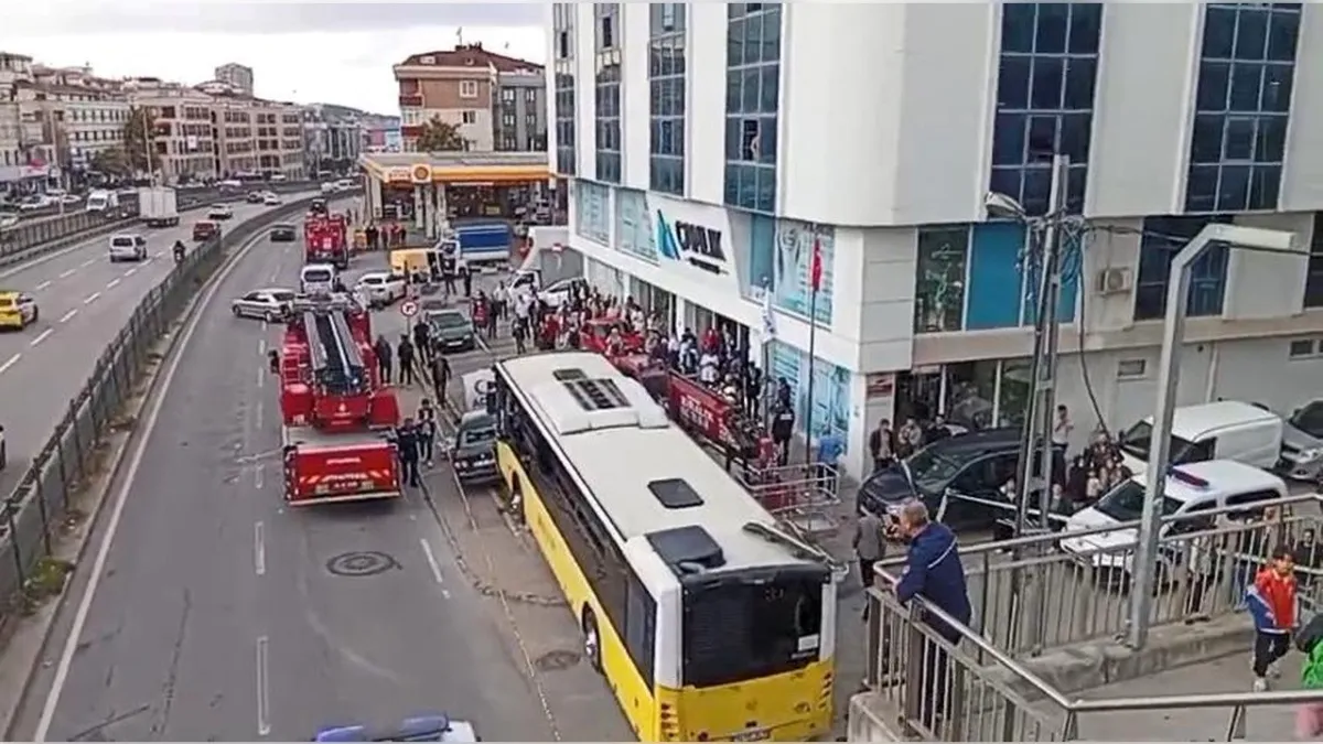İstanbul'da İETT otobüsü durağa girdi! haberinin görseli