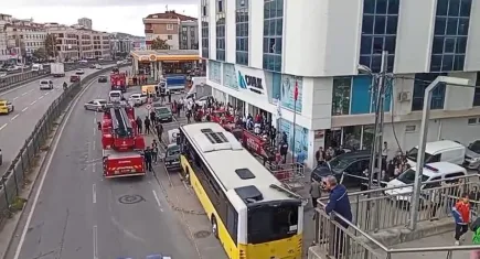 İstanbul'da İETT otobüsü durağa girdi!