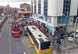 İstanbul'da İETT otobüsü durağa girdi!
