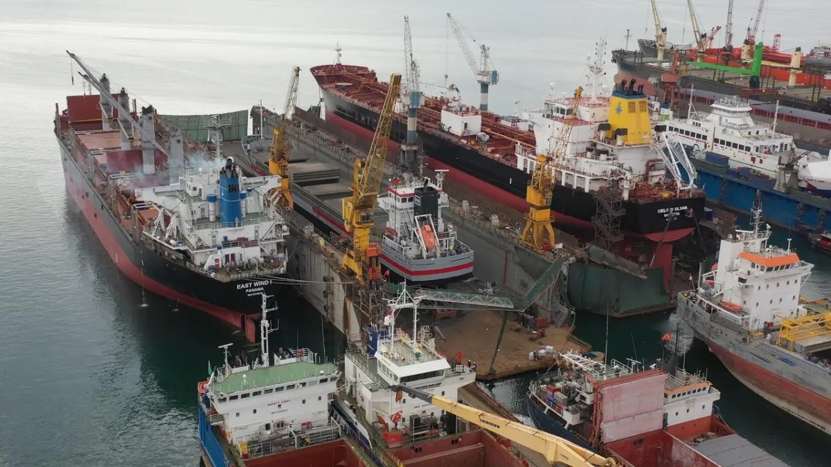 İstanbul'da tersanede patlama: Ölü ve yaralılar var haberinin görseli