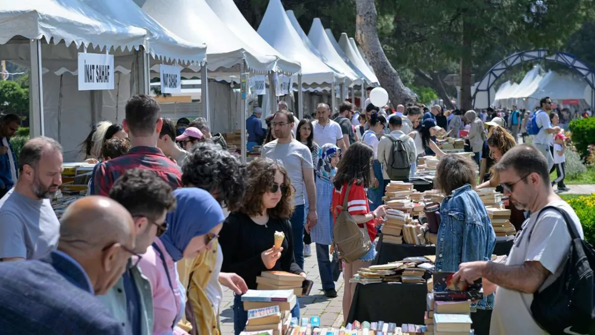 İzmir Kitap Fuarı 6. kez kapılarını açıyor: Kültürpark 10 gün boyunca kitap, edebiyat ve müzik ile dolu olacak haberinin görseli