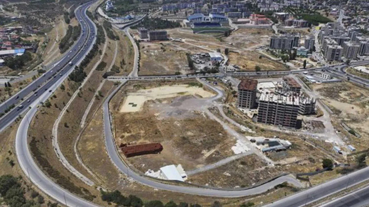Kentsel dönüşüm mağdurlarından Tugay’a tepki: ‘Görmezden geliyorsunuz!’ haberinin görseli