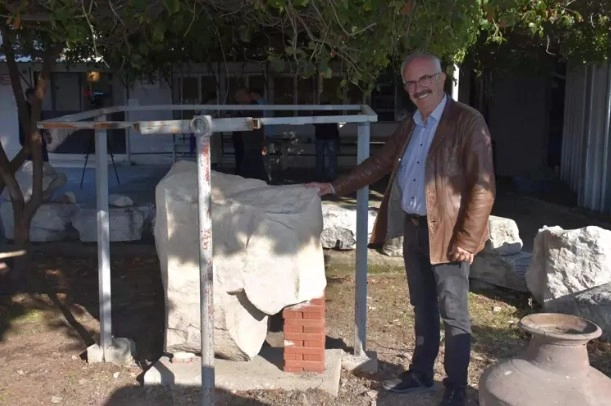 Smyrna Antik Kenti&#039;nde 1800 yıllık heykel gövdesi bulundu; kime ait olduğu araştırılıyor başlıklı video haberin görseli
