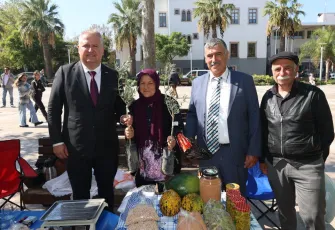 Urla’da kadın çiftçilere anlamlı kutlama: Direncin ve geleceğin omurgası sizsiniz