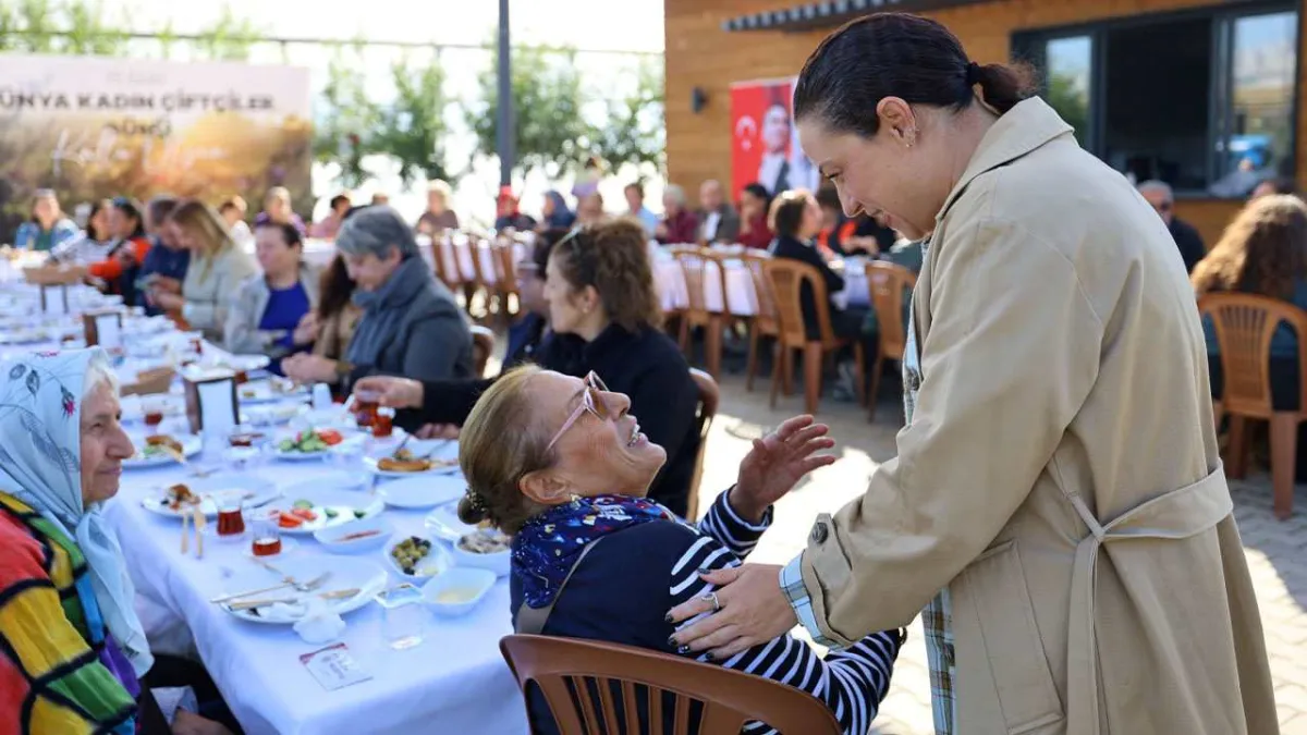 Başkan Sengel, Efes Tarlası Yaşam Köyü’nde kadın üreticilerle bir araya geldi haberinin görseli