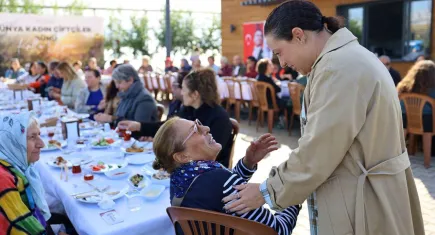 Başkan Sengel, Efes Tarlası Yaşam Köyü’nde kadın üreticilerle bir araya geldi