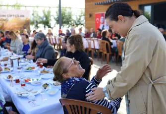 Başkan Sengel, Efes Tarlası Yaşam Köyü’nde kadın üreticilerle bir araya geldi
