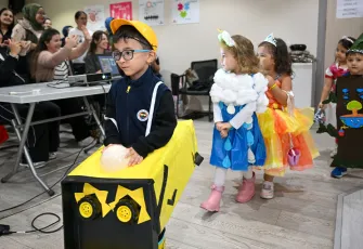 Bornova’da çocuklar geri dönüşüm kostümleriyle sahneye çıktı