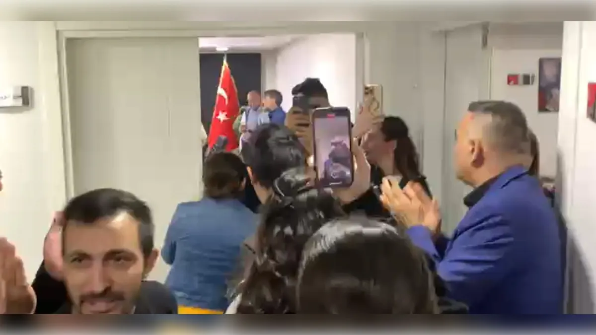Çağdaş Kaya destekçileri CHP İl Binası'nda! haberinin görseli