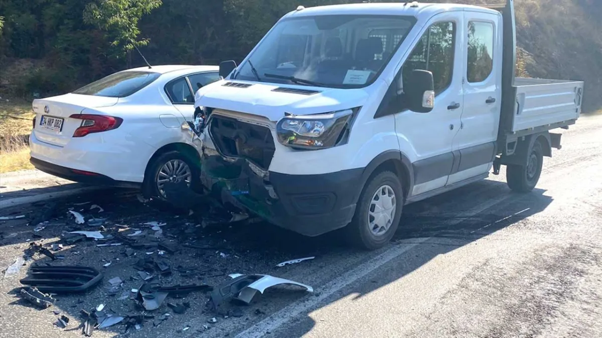 İzmir’de kamyonetle otomobilin çarpıştığı kazada 6 kişi yaralandı haberinin görseli