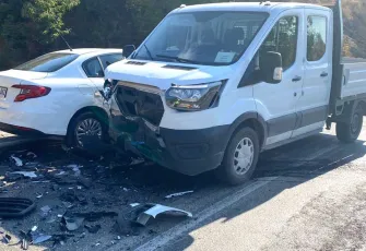İzmir’de kamyonetle otomobilin çarpıştığı kazada 6 kişi yaralandı