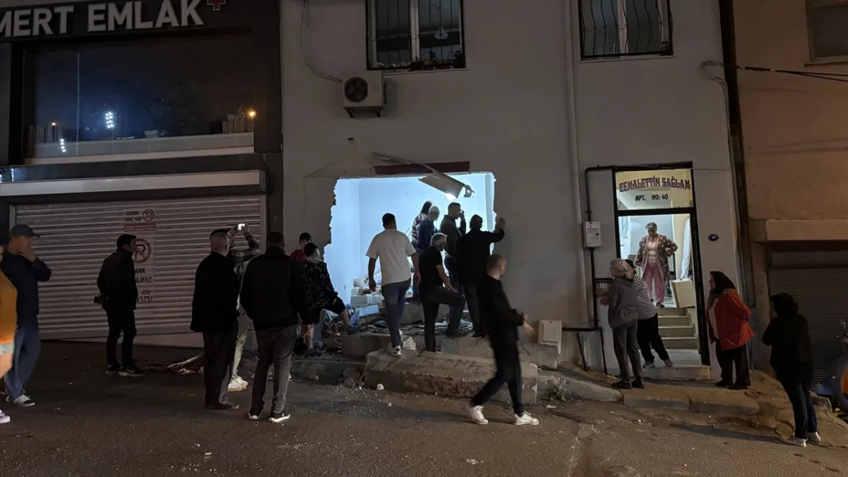 İzmir haber: Freni boşalan kamyon apartmana daldı haberinin görseli