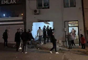İzmir haber: Freni boşalan kamyon apartmana daldı