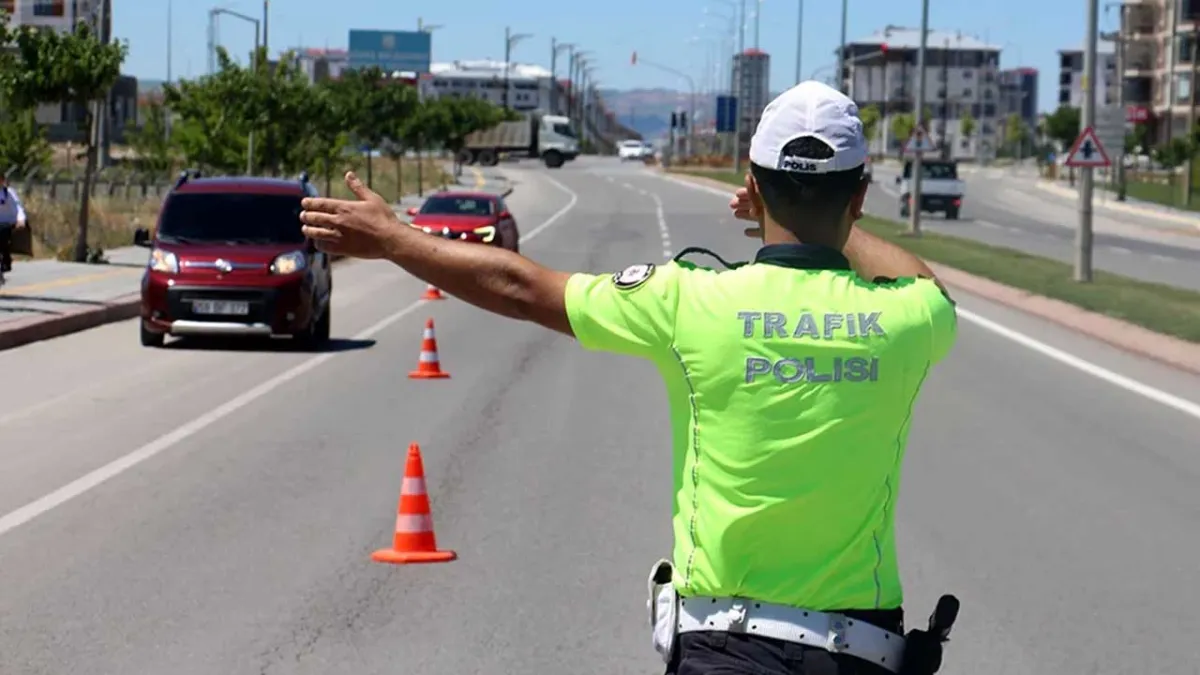 Tarihte görülmemiş trafik cezaları geliyor: Trafikte arabadan inen 180 bin lira ceza ödeyecek! haberinin görseli