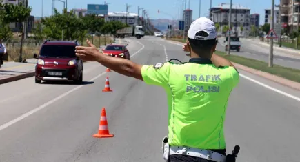 Tarihte görülmemiş trafik cezaları geliyor: Trafikte arabadan inen 180 bin lira ceza ödeyecek!