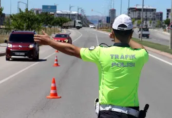 Tarihte görülmemiş trafik cezaları geliyor: Trafikte arabadan inen 180 bin lira ceza ödeyecek!