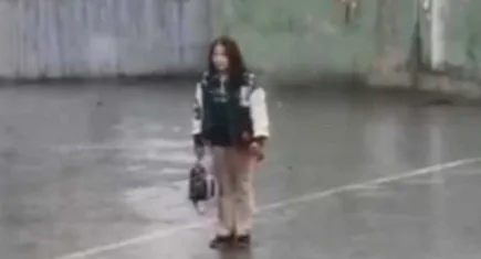 Yağmur altında İstiklal Marşı'na saygı: Küçük Zeynep’e Vali’den ödül