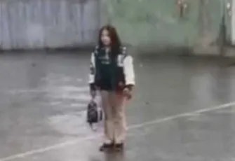 Yağmur altında İstiklal Marşı'na saygı: Küçük Zeynep’e Vali’den ödül