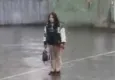 Yağmur altında İstiklal Marşı'na saygı: Küçük Zeynep’e Vali’den ödül