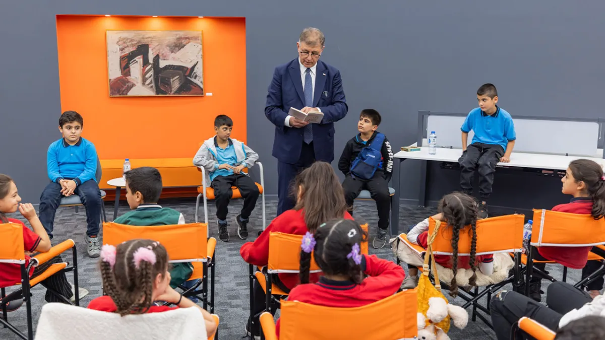 Başkan Tugay, Kadifekaleli çocuklarla İlber Ortaylı Kütüphanesi'nde kitap okudu haberinin görseli