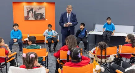 Başkan Tugay, Kadifekaleli çocuklarla İlber Ortaylı Kütüphanesi'nde kitap okudu