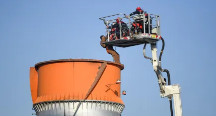 Bornova’da fabrika bacasında korku dolu anlar: 2 işçi mahsur kaldı