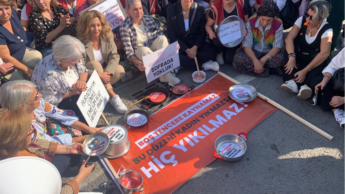 CHP’li kadınlardan yoksulluk eylemi: Ekonomik kriz değil iktidarın tercihi! haberinin görseli