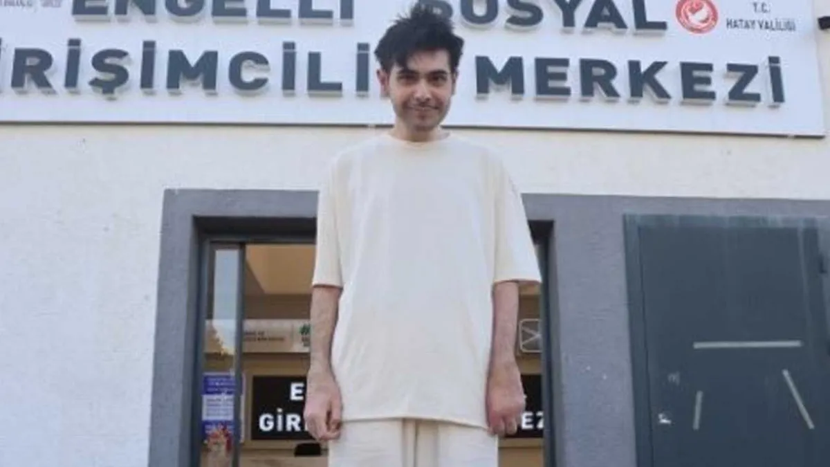 Depremden sonra hayata küsen genç 3 yıl sonra ilk kez duş aldı haberinin görseli
