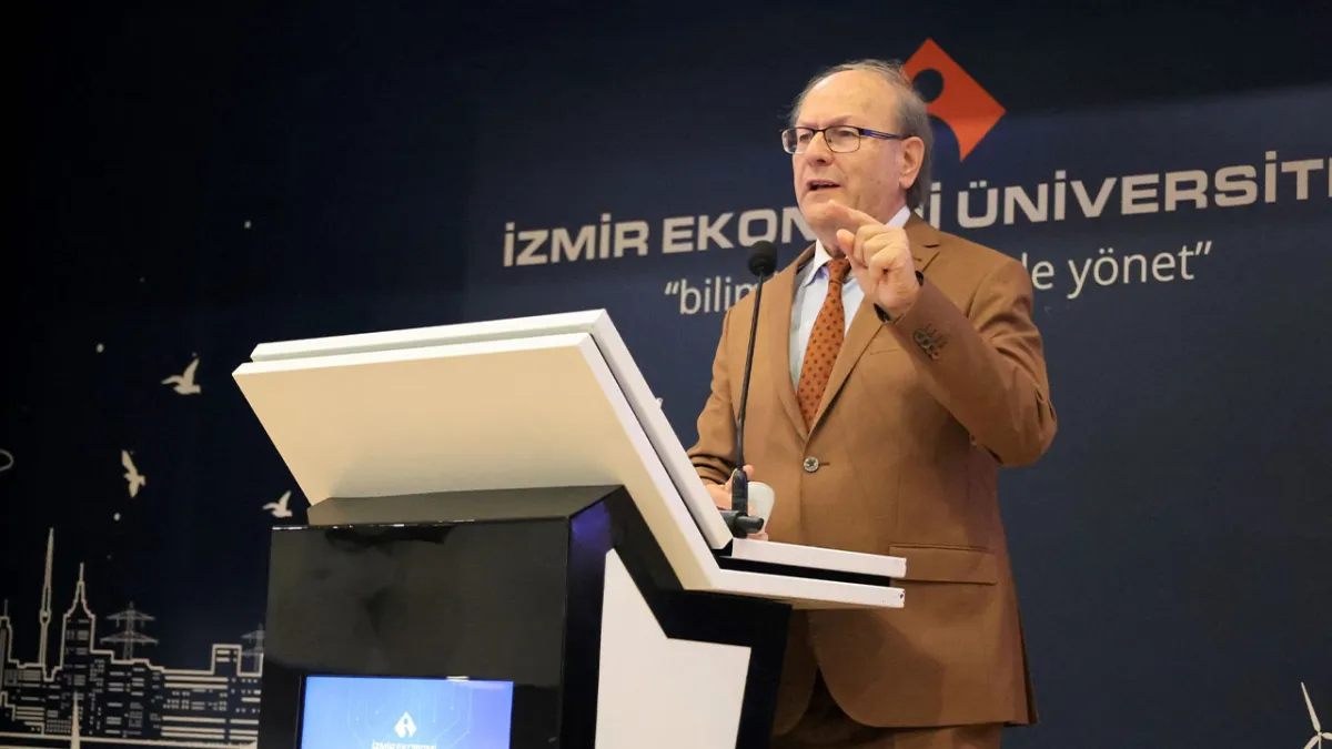 Efsane mühendis Ergün Kırlıkovalı, İzmir Ekonomi’de gençlerle buluştu haberinin görseli