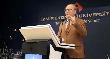 Efsane mühendis Ergün Kırlıkovalı, İzmir Ekonomi’de gençlerle buluştu