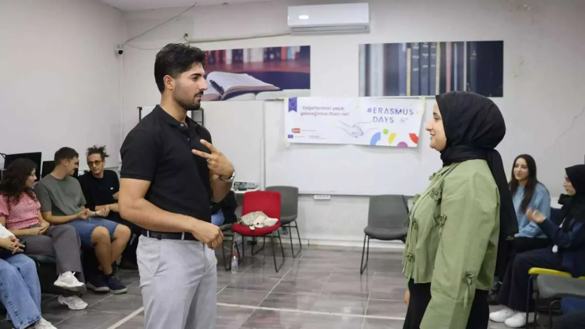 Erasmus Günü’nde gençler işaret diliyle buluştu haberinin görseli