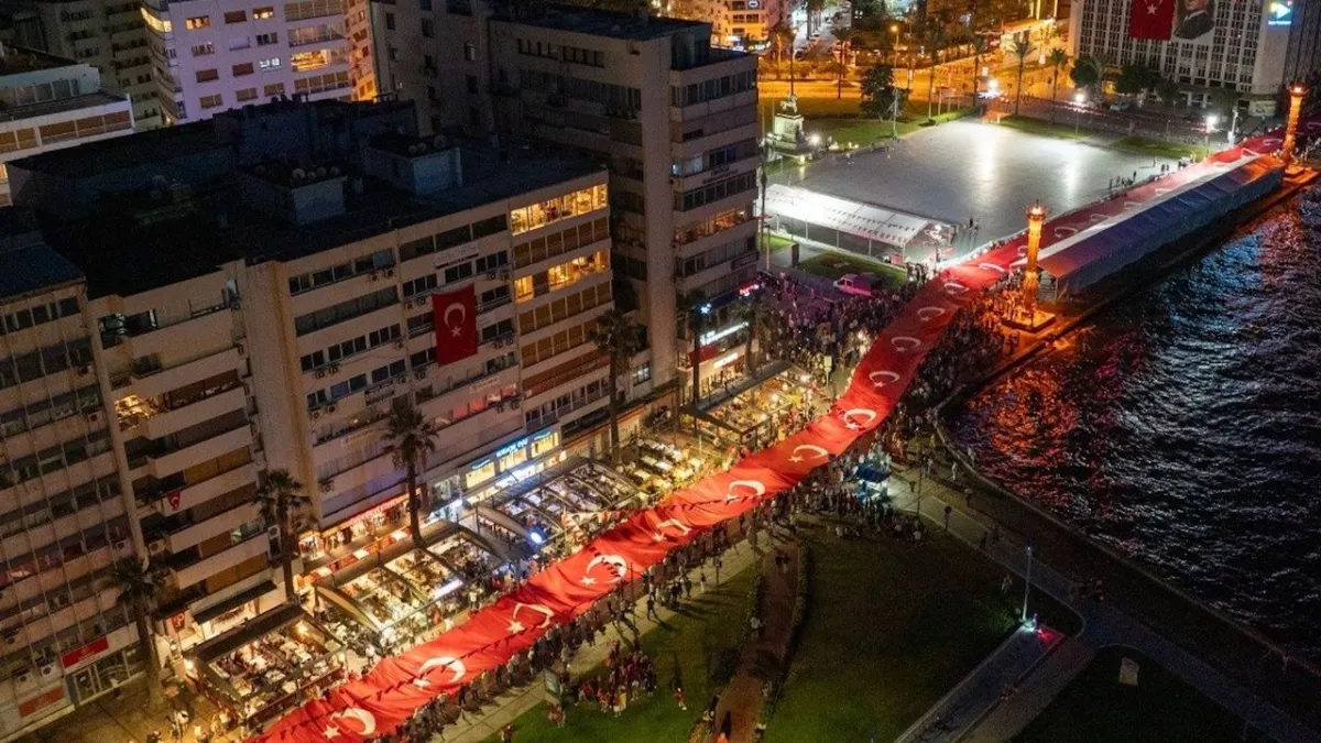 İzmir, 29 Ekim Cumhuriyet Bayramı'na hazırlanıyor haberinin görseli