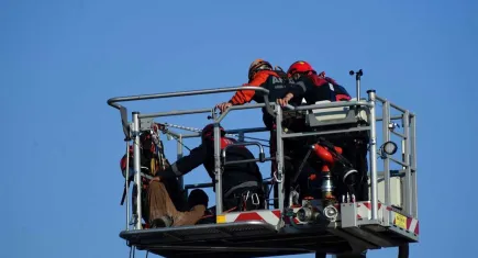 İzmir’de 70 metrelik bacadan düşen iki işçi 4 saatlik operasyonla kurtarıldı