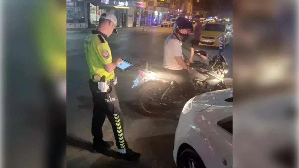İzmir’de motosikletli şüpheliye gözaltı: Yayalara korku saçtı, görüntüleri paylaştı haberinin görseli