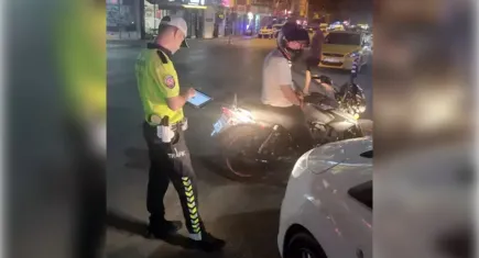 İzmir’de motosikletli şüpheliye gözaltı: Yayalara korku saçtı, görüntüleri paylaştı