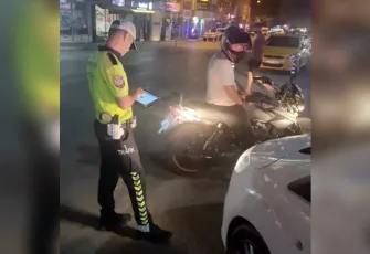 İzmir’de motosikletli şüpheliye gözaltı: Yayalara korku saçtı, görüntüleri paylaştı