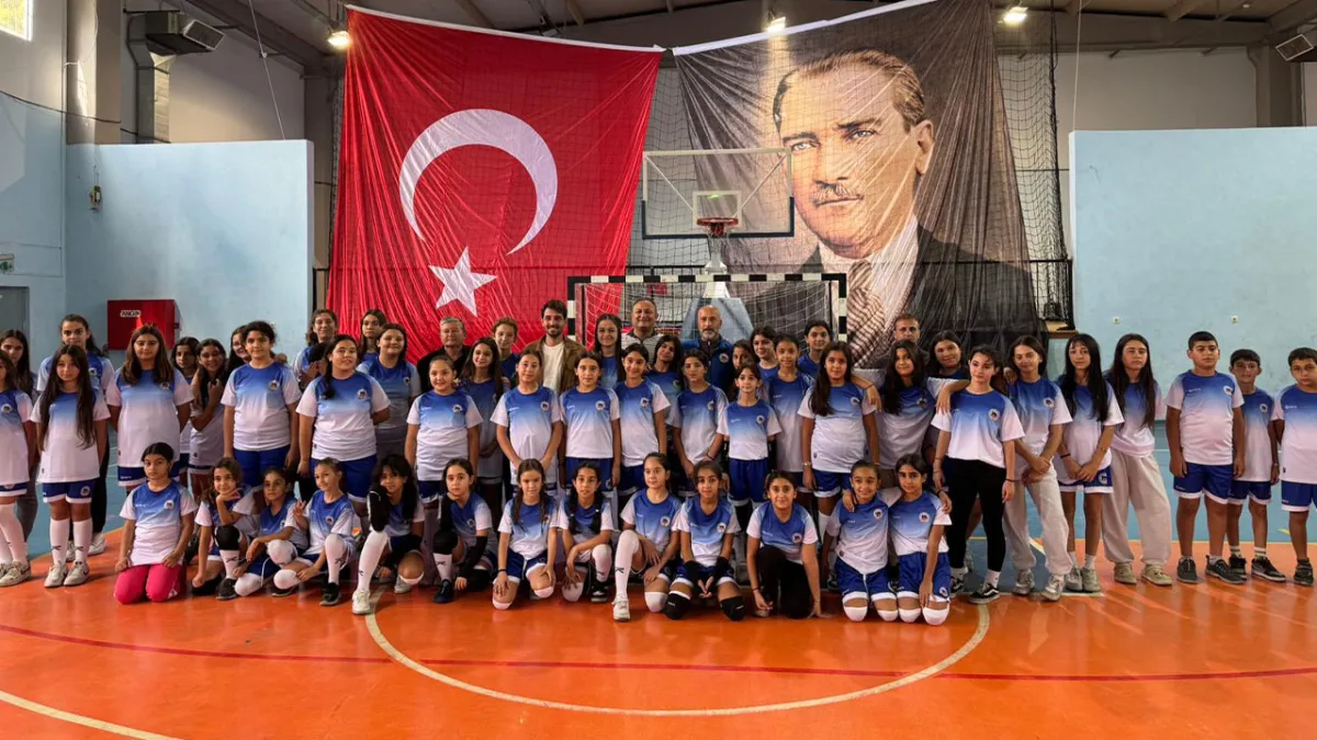 Kemalpaşa’da spora tam destek: 1800 spor malzemesi kursiyerlere dağıtıldı haberinin görseli