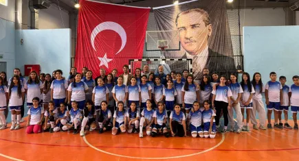 Kemalpaşa’da spora tam destek: 1800 spor malzemesi kursiyerlere dağıtıldı