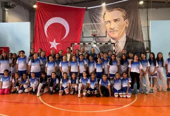 Kemalpaşa’da spora tam destek: 1800 spor malzemesi kursiyerlere dağıtıldı