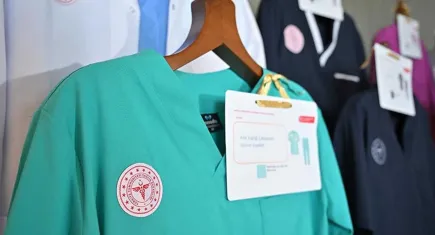 Sağlıkta yeni dönem: Tüm Türkiye’de kıyafet ve logo standartları yenilendi